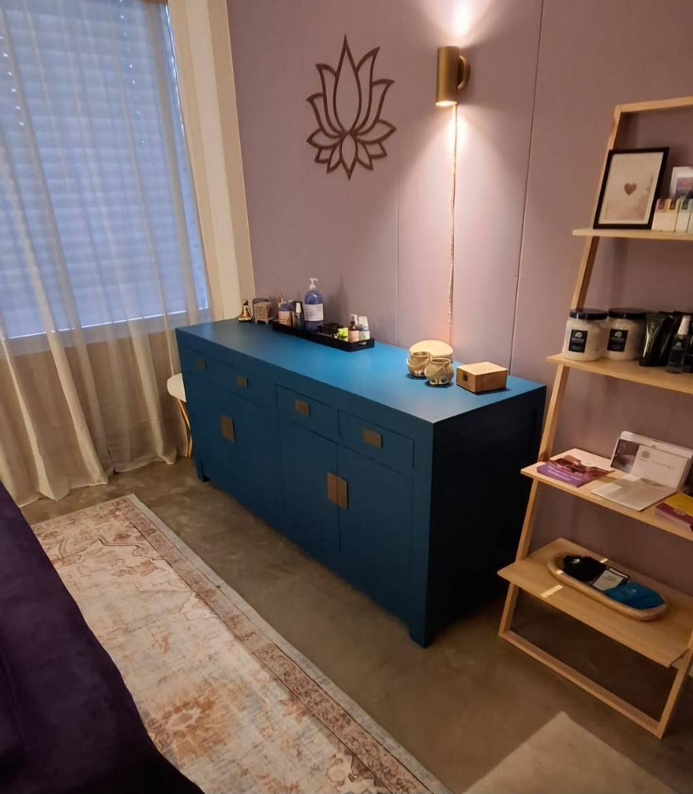 Behandelruimte met lotus aan de muur